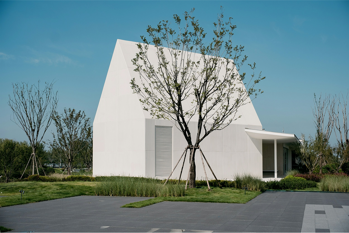 光を受ける白い家